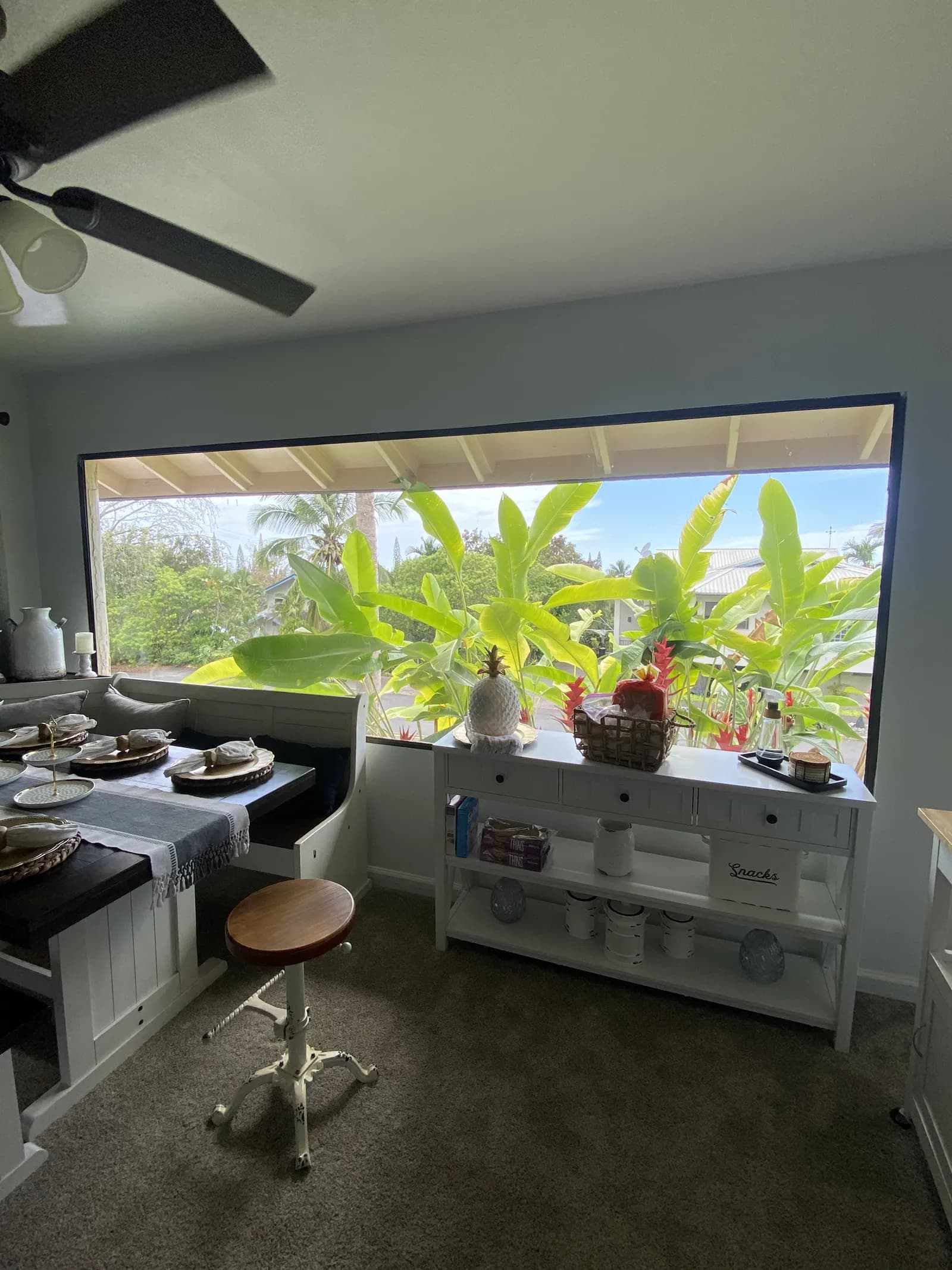 Kitchen nook panoramic tinted window tropical garden